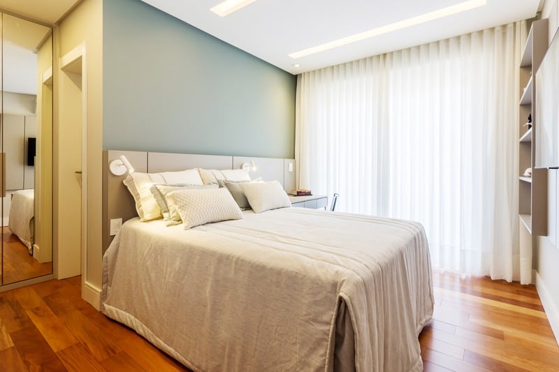 Quarto com cabeceira estofada