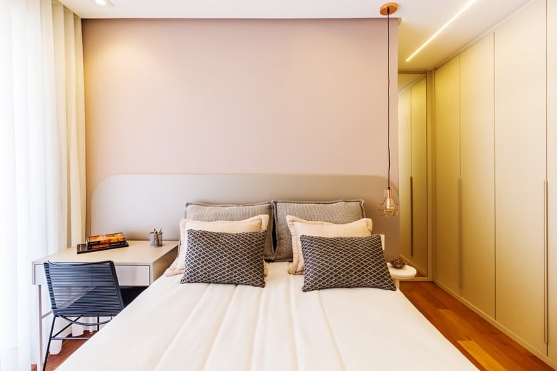 Detalhe de enxoval em tons neutros