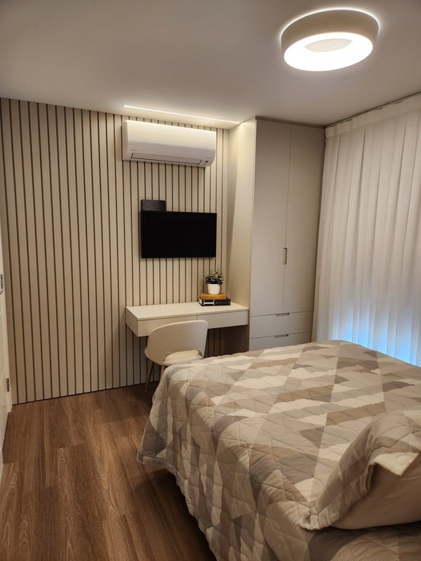 Cama com almofadas cinza