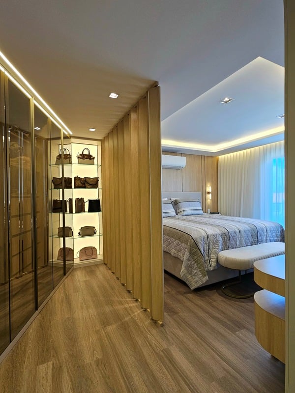 Closet com iluminação embutida