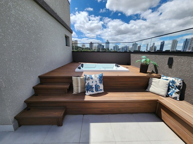 Área externa com deck e spa