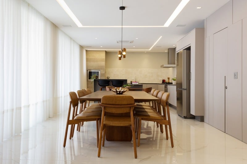 Detalhe de quarto com cabeceira de madeira