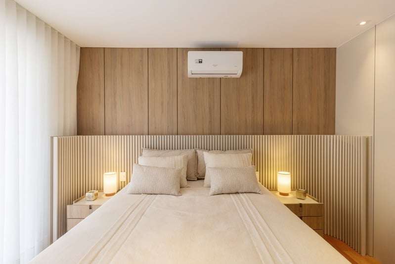 Quarto com painel ripado claro