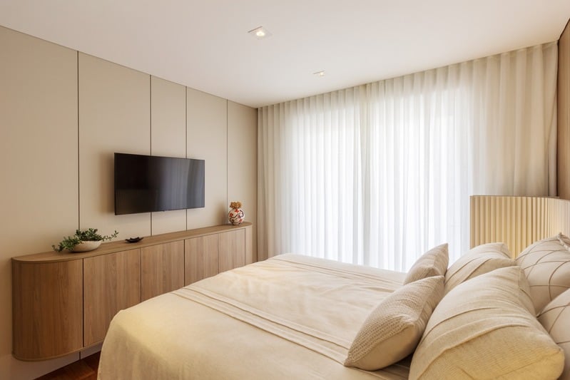 Detalhes de suíte com iluminação amena